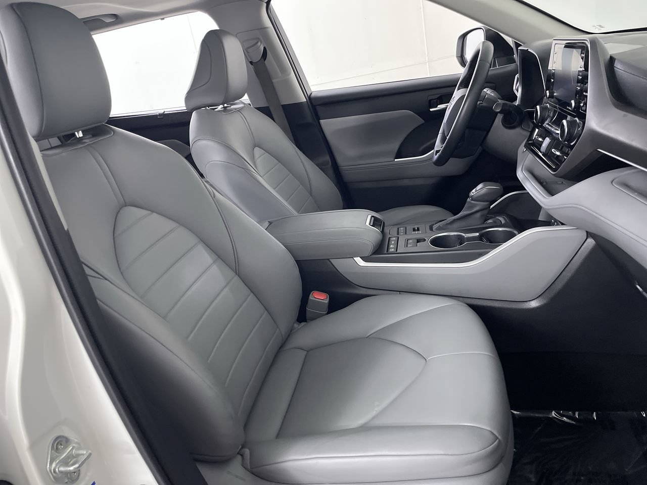 Used 2020 Toyota Highlander XLE AWD/4WD image 25