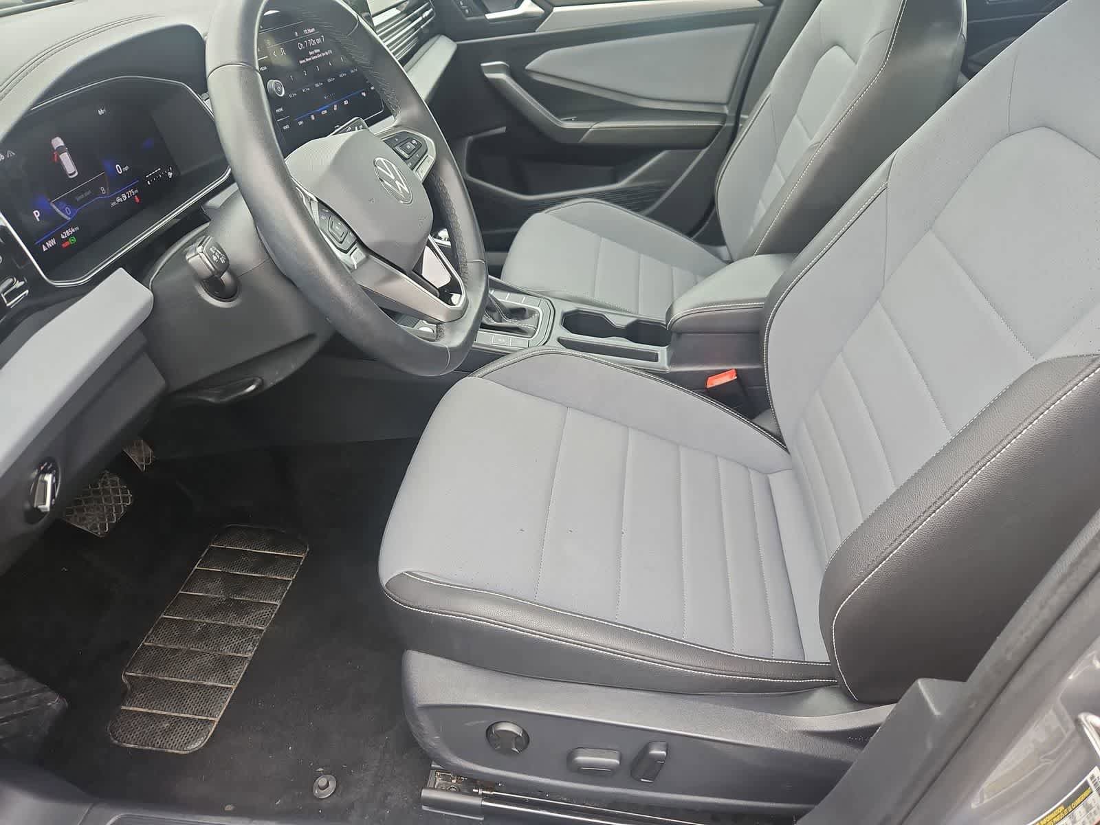 Certified 2025 Volkswagen Jetta SE FWD image 16