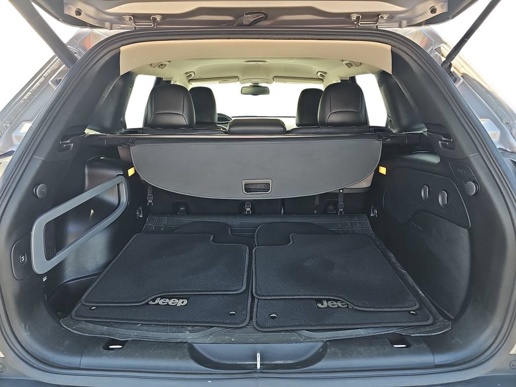 Used 2018 Jeep Cherokee Latitude Plus w/ Comfort/Convenience Group FWD image 28
