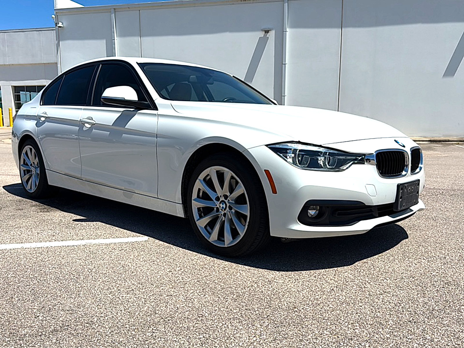 Used 2018 BMW 320i Sedan RWD image 3