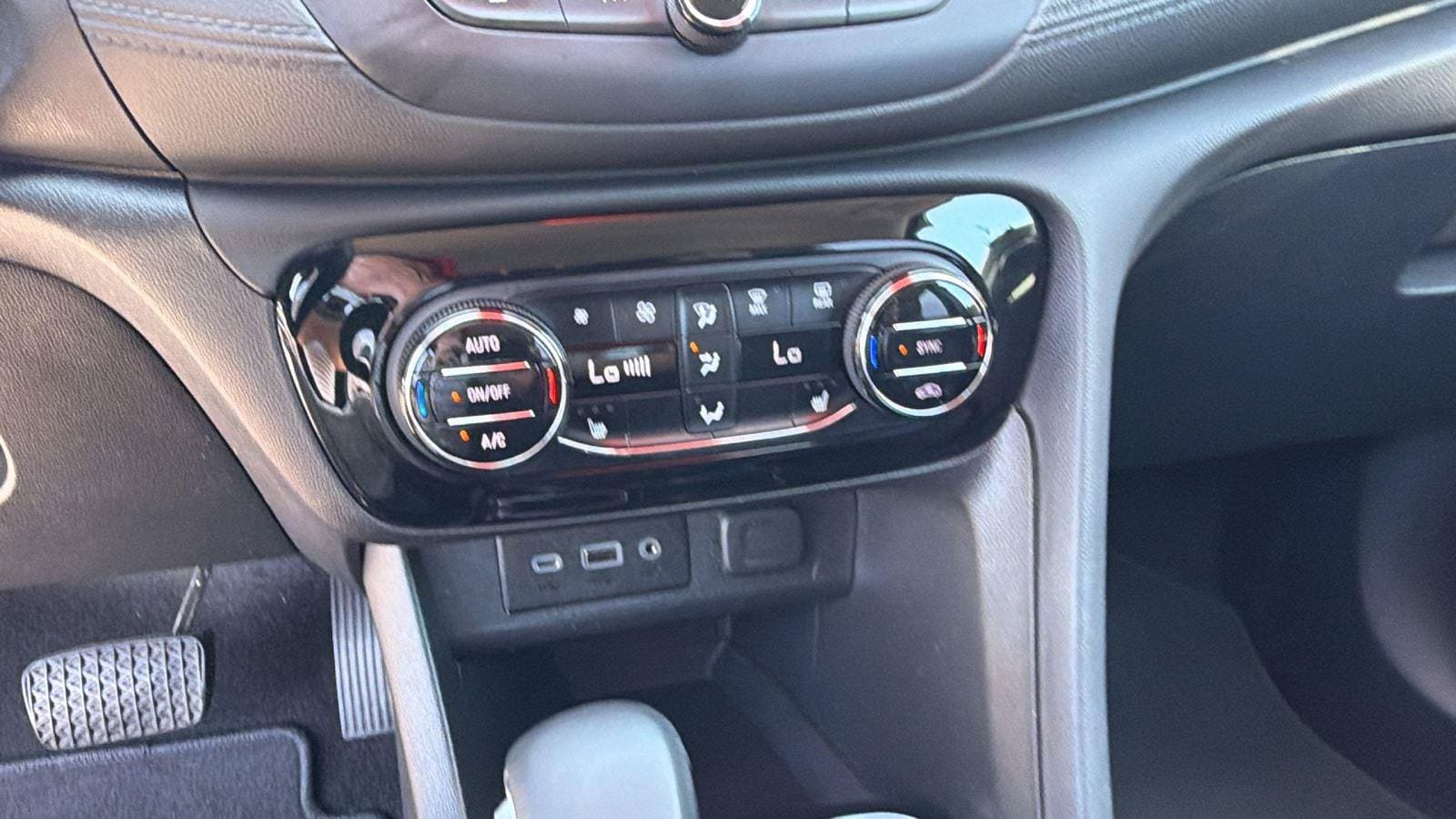 Used 2022 Buick Encore GX Essence FWD image 28