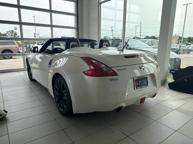 Used 2016 Nissan 370Z Touring RWD image 4