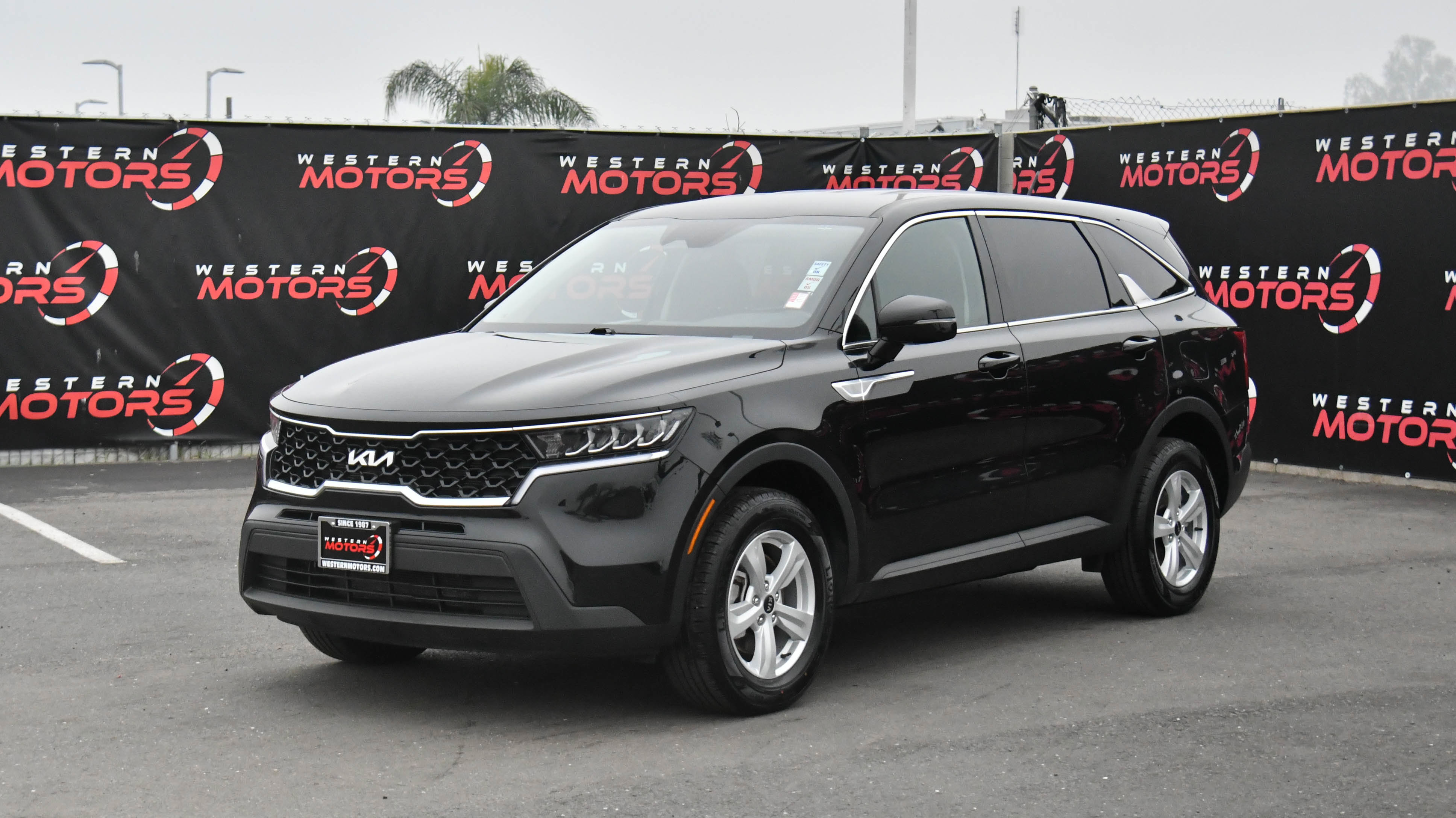 Used 2023 Kia Sorento LX image 3