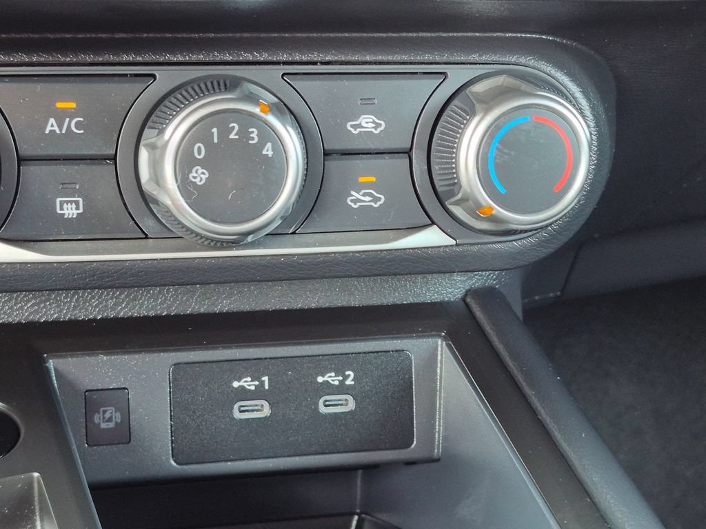 Used 2025 Nissan Kicks SV AWD/4WD image 19