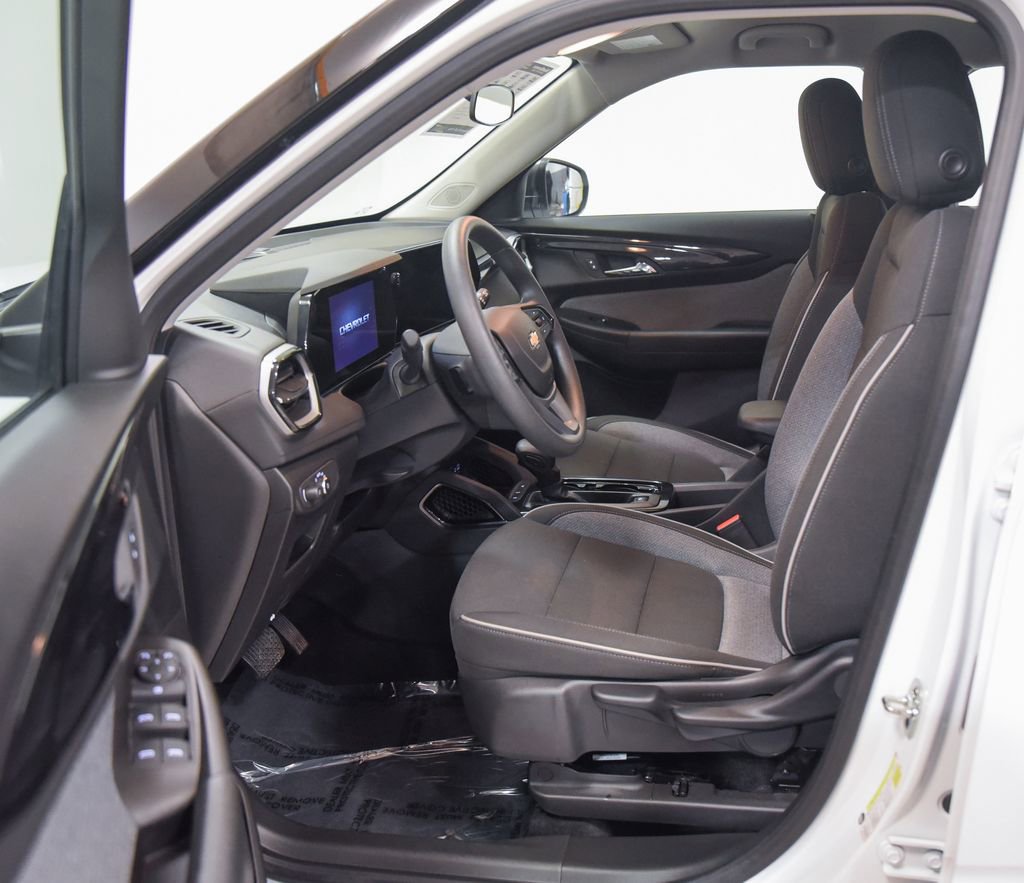 Used 2025 Chevrolet TrailBlazer LS image 2