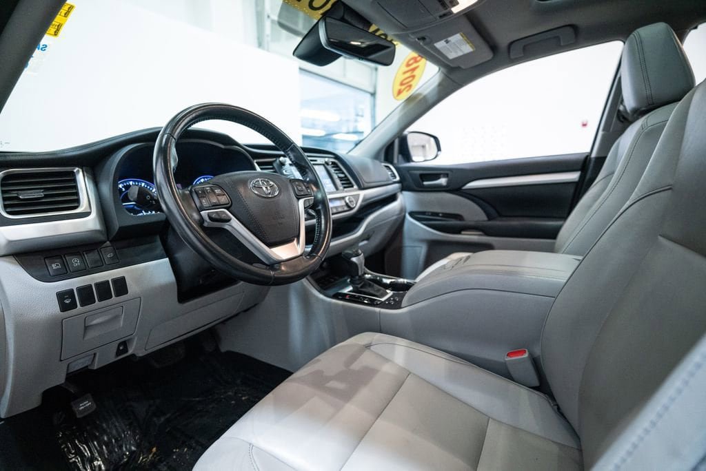 Used 2018 Toyota Highlander XLE AWD/4WD image 4