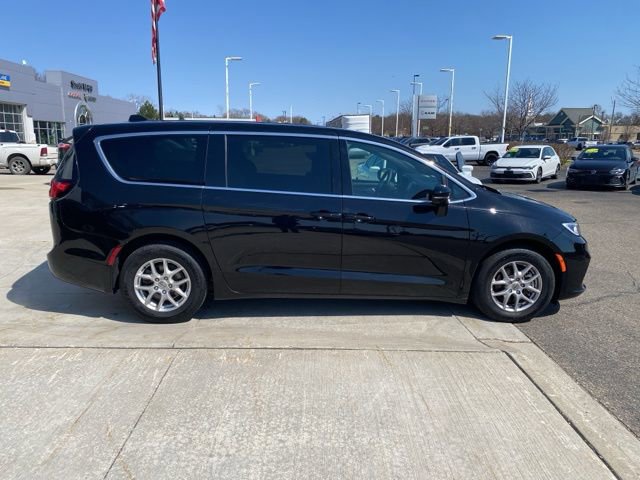 Used 2025 Chrysler Pacifica Select FWD image 2