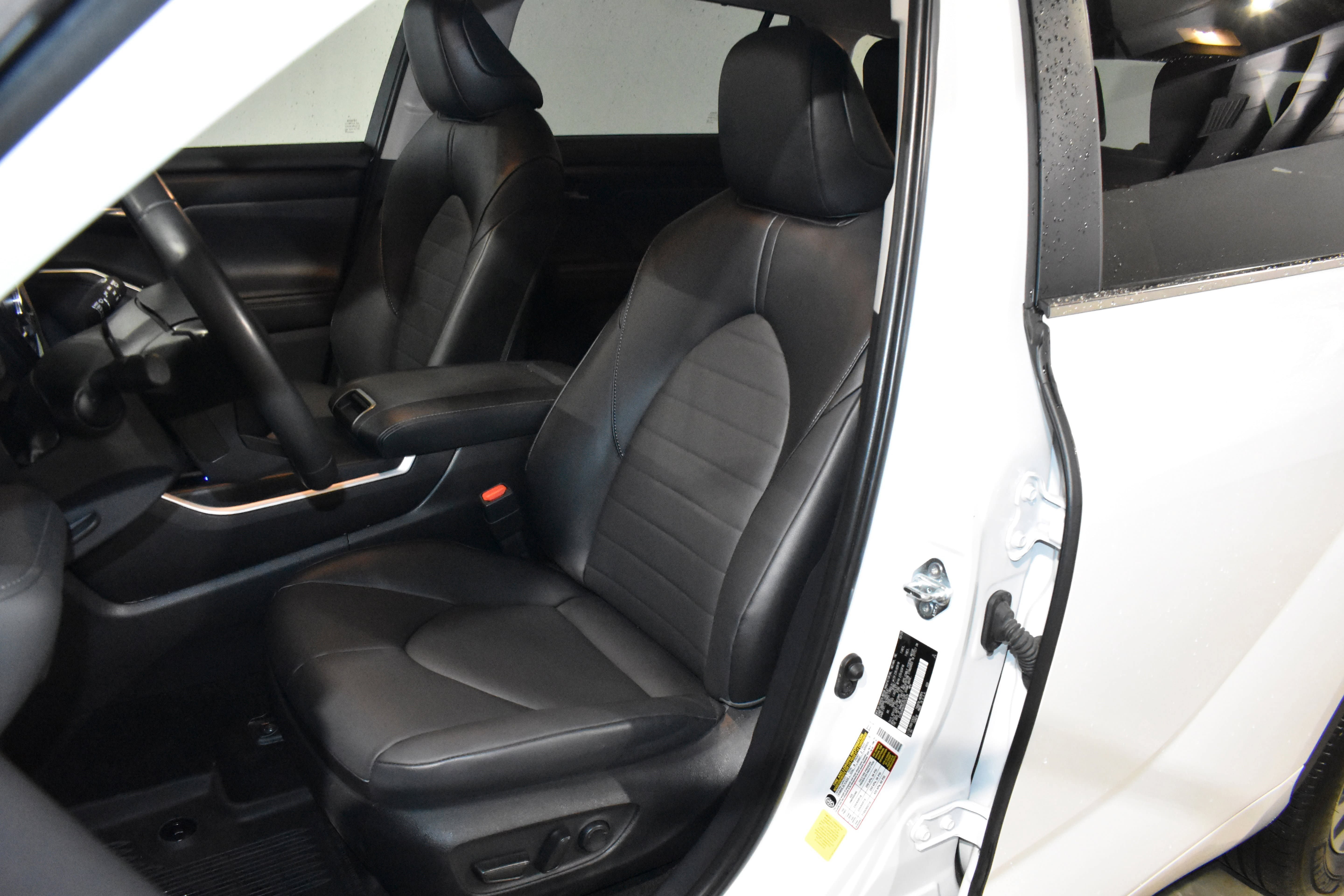 Used 2025 Toyota Highlander XLE FWD image 24