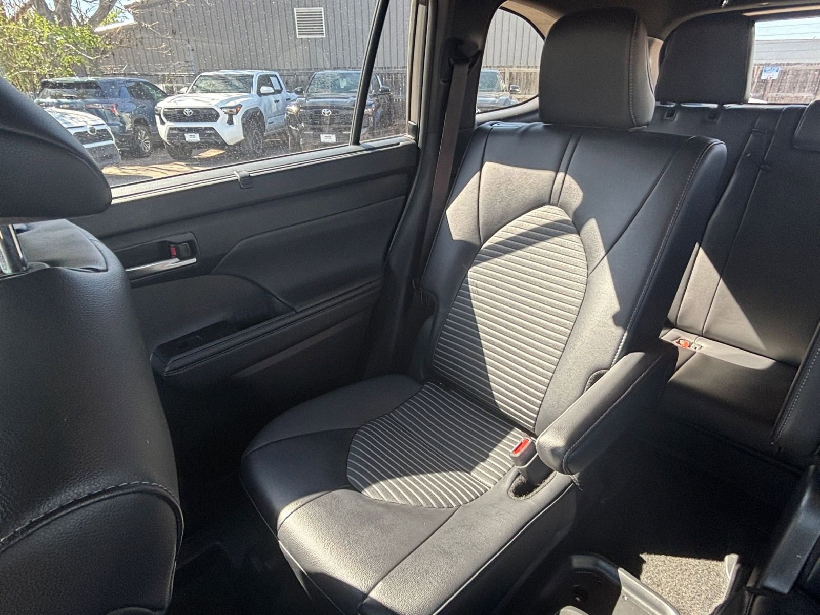 Used 2025 Toyota Highlander XSE AWD/4WD image 38