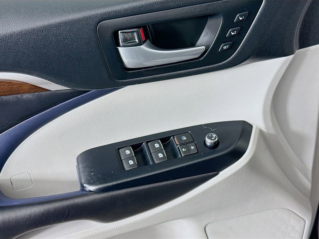 Used 2016 Toyota Highlander Limited image 12