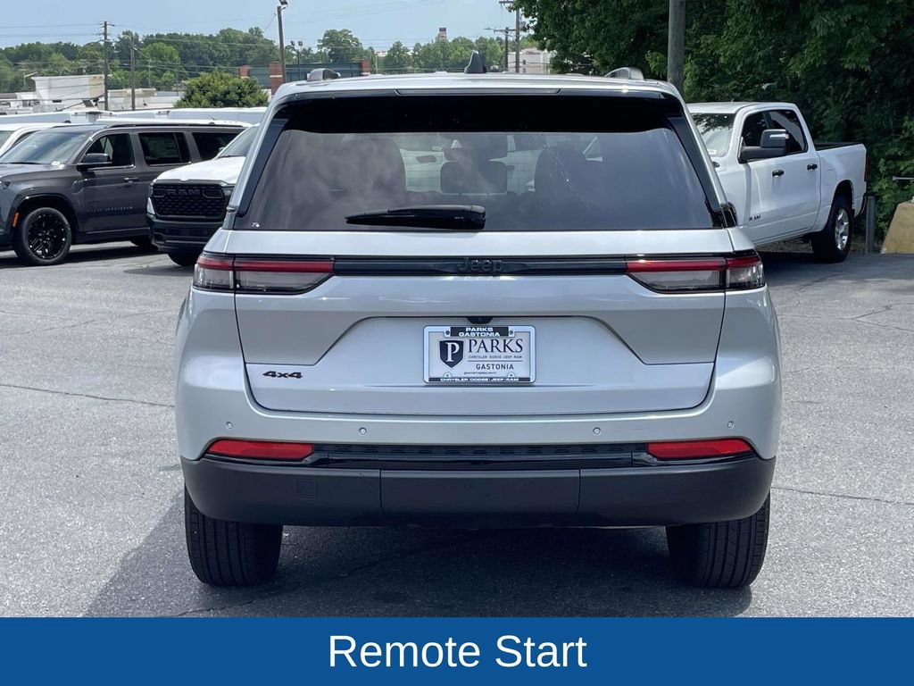 Used 2025 Jeep Grand Cherokee Altitude AWD/4WD image 8