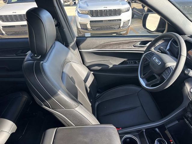 Used 2025 Jeep Grand Cherokee L Limited w/ Black Appearance Package image 9