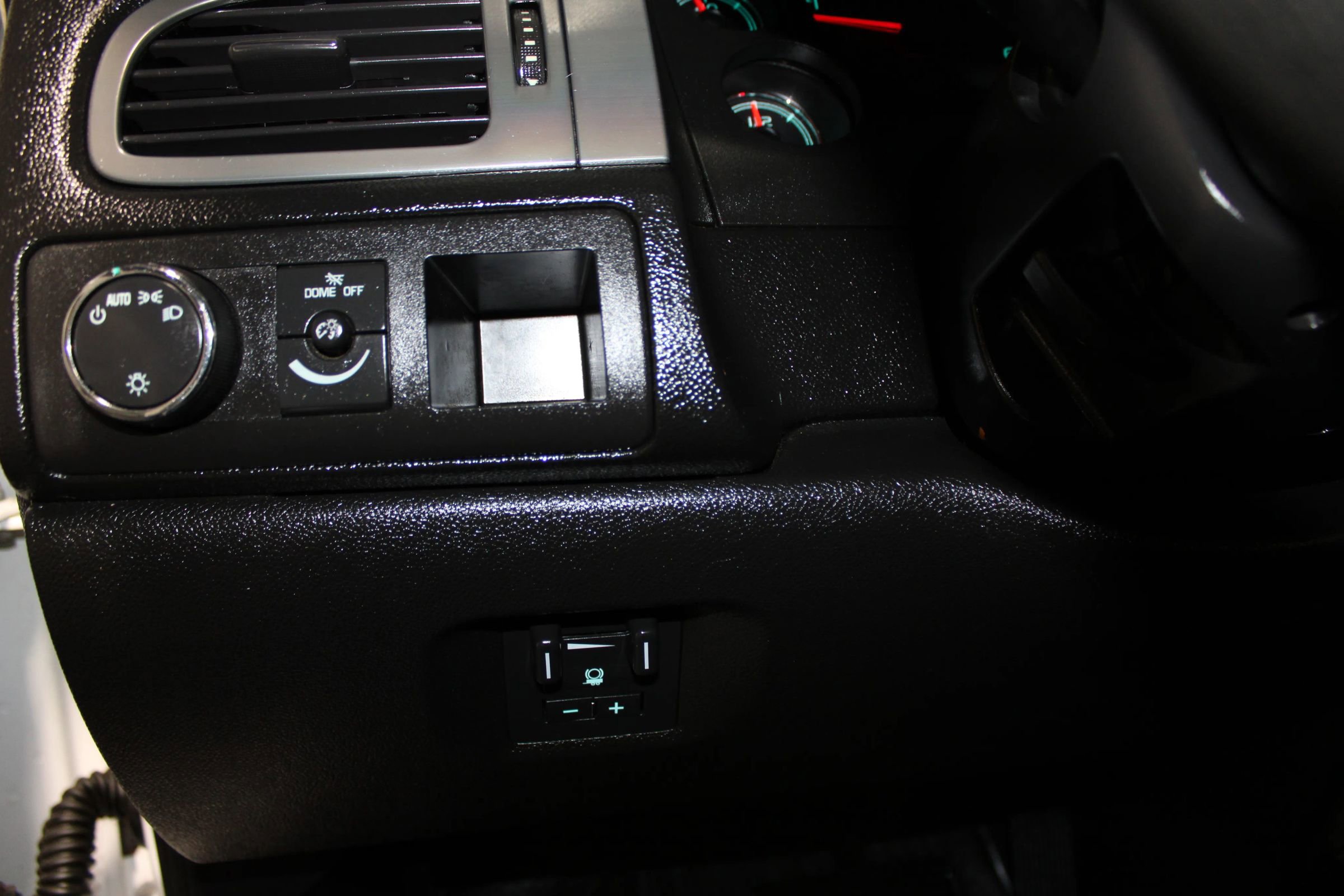 Used 2011 Chevrolet Suburban 2500 RWD image 15
