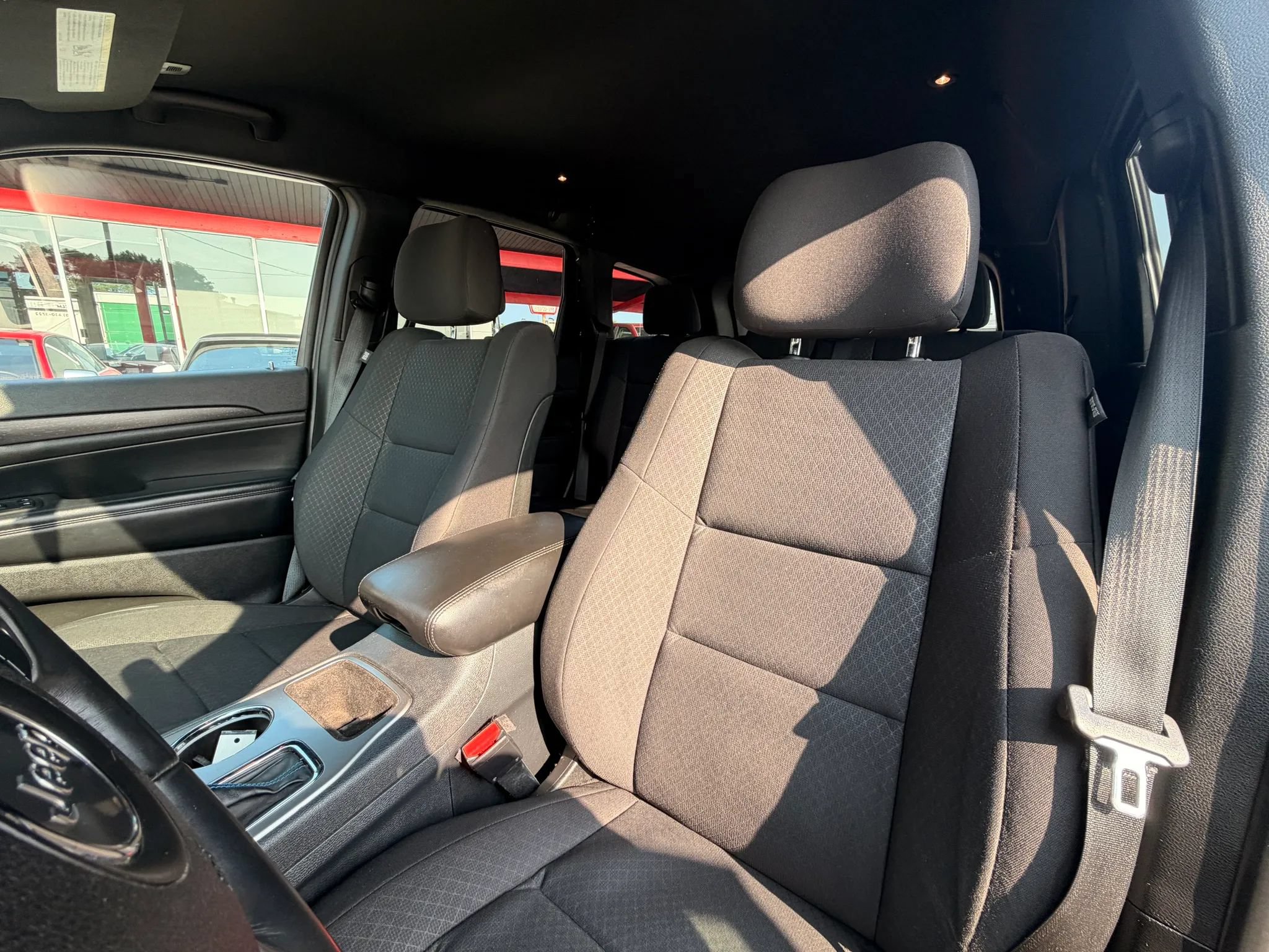 Used 2018 Jeep Grand Cherokee Laredo AWD/4WD image 10