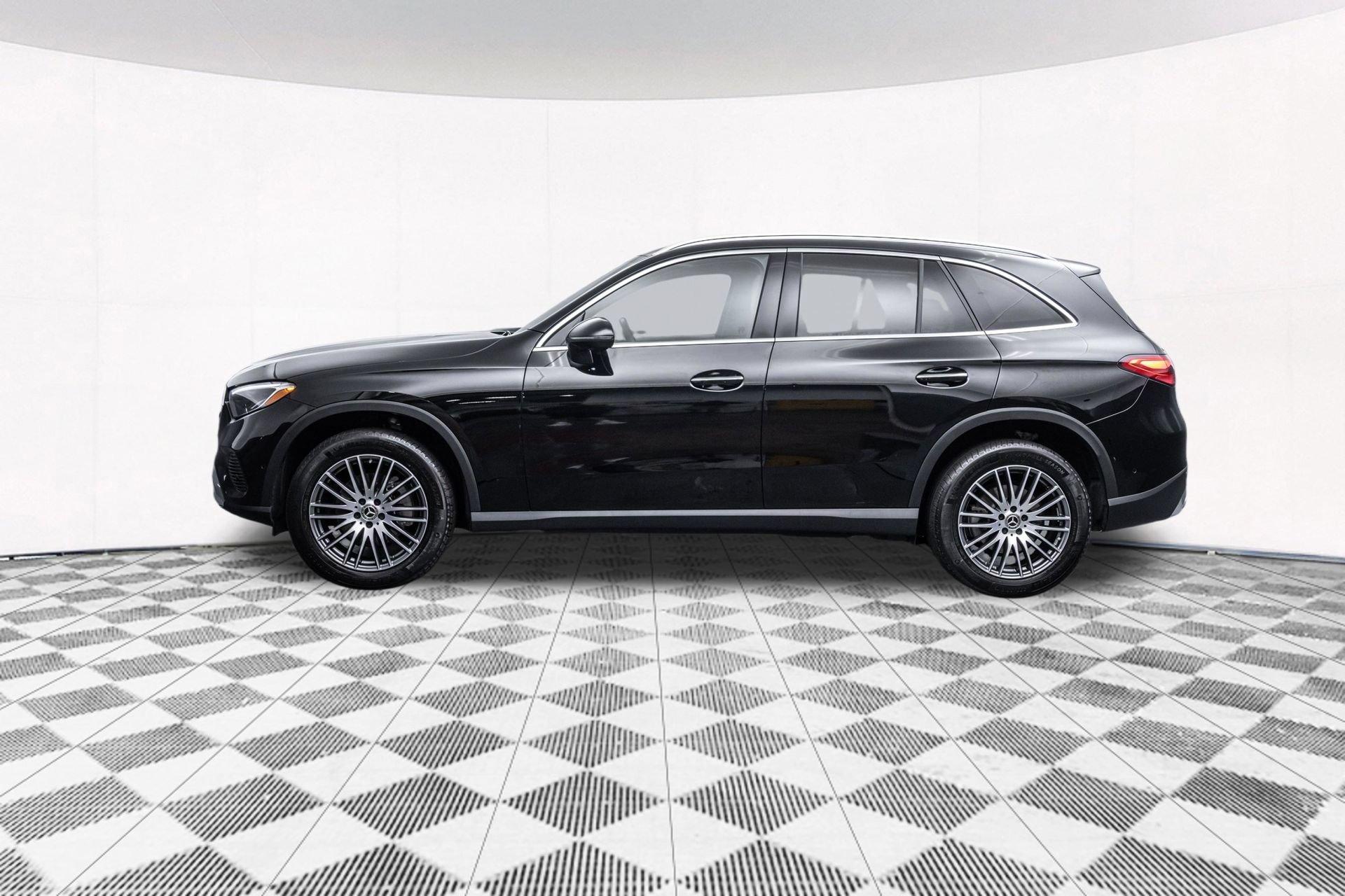 Used 2024 Mercedes-Benz GLC 300 4MATIC image 6