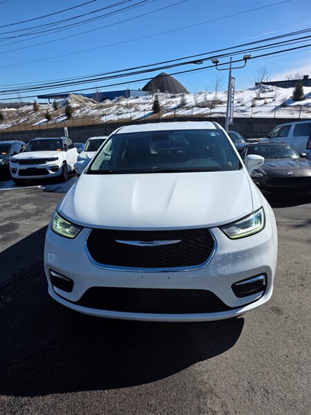 Used 2022 Chrysler Pacifica Touring-L FWD image 2