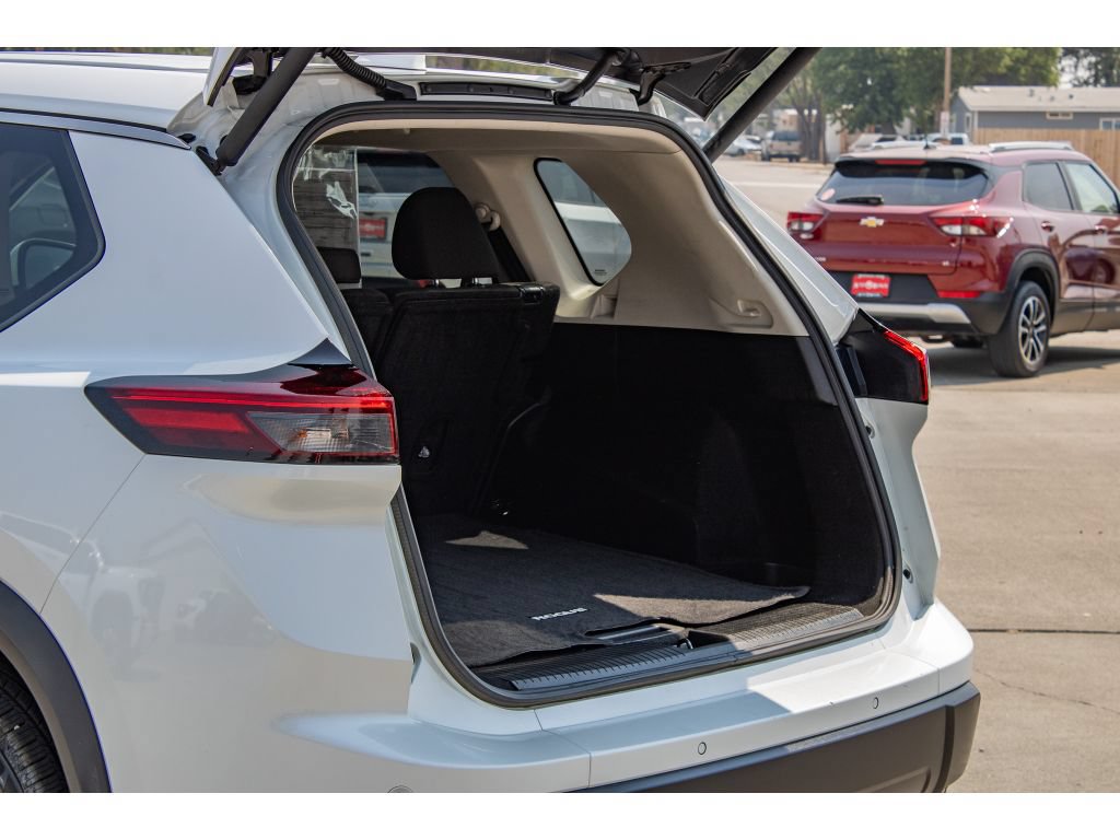 Used 2024 Nissan Rogue SV AWD/4WD image 10