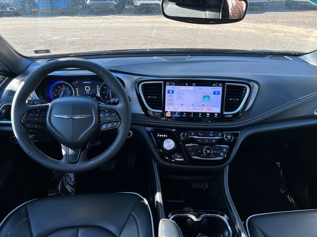Used 2025 Chrysler Pacifica Limited image 17