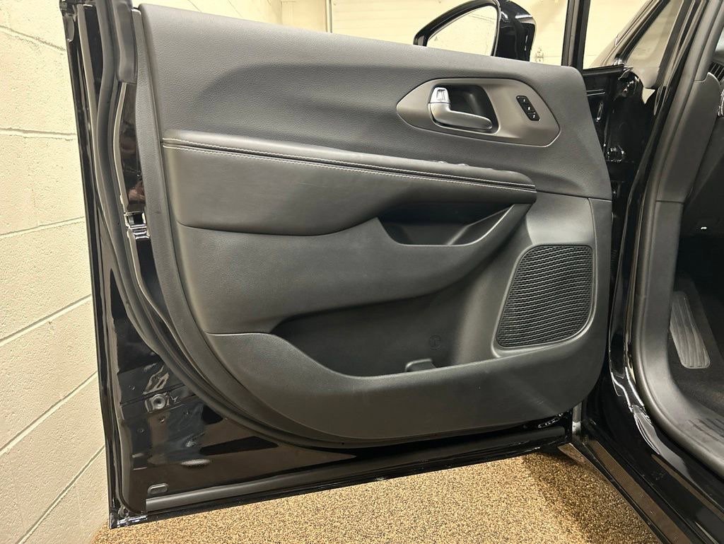New 2027 Chrysler Pacifica Limited FWD image 15