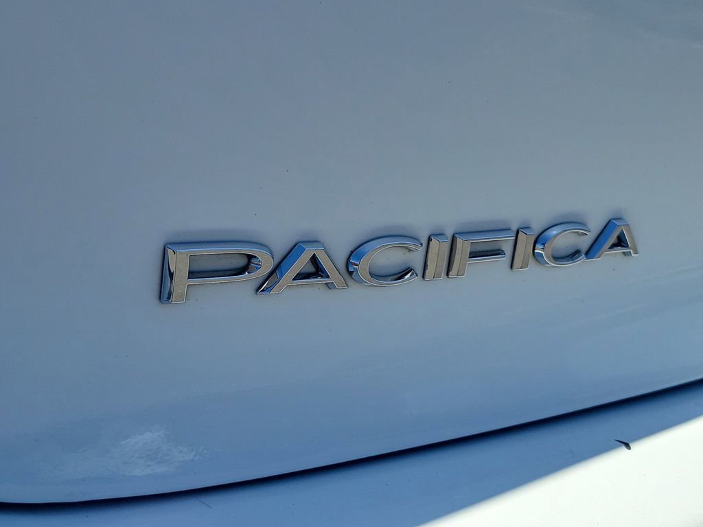 Used 2024 Chrysler Pacifica Touring-L image 7