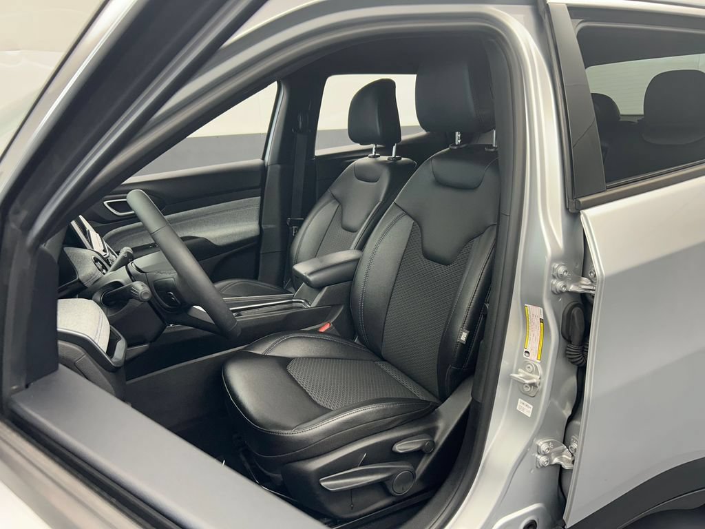 Used 2025 Jeep Compass Latitude AWD/4WD image 10