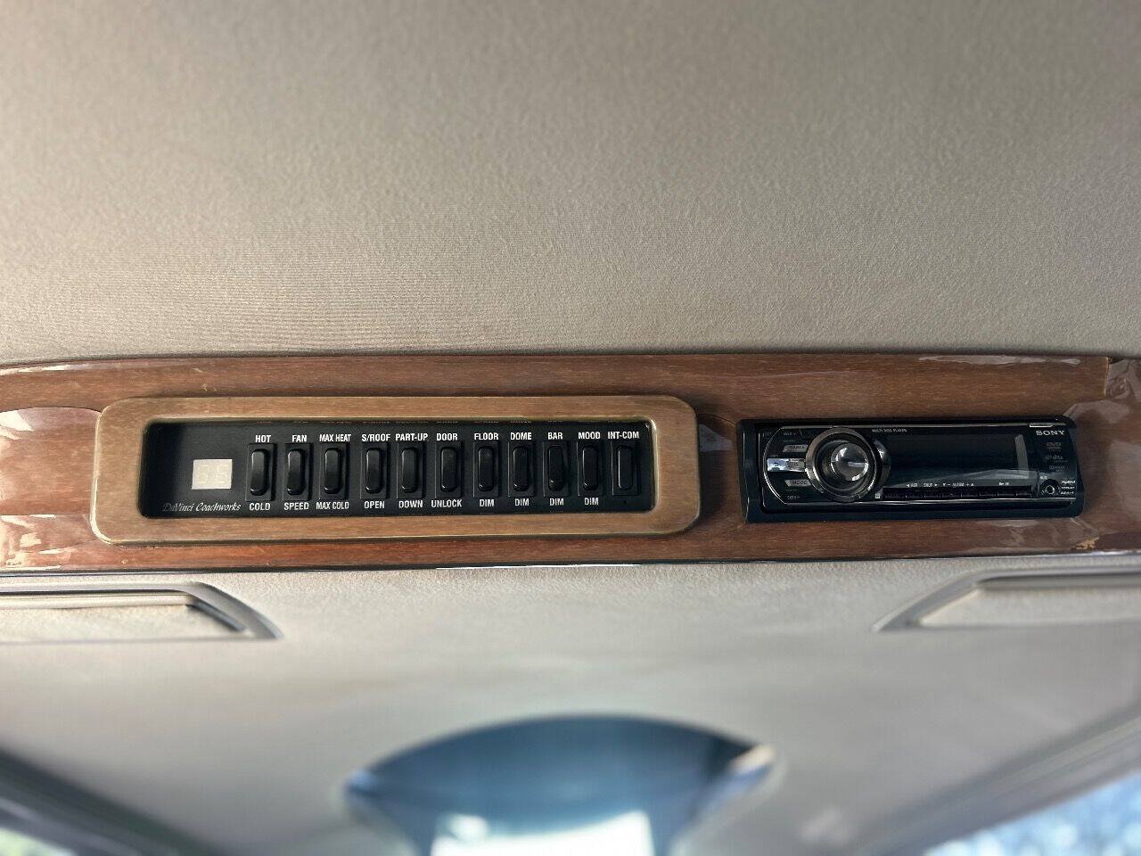 Used 1999 Lincoln Town Car Executive RWD image 21