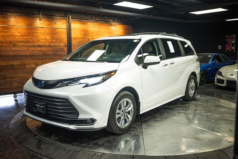 Used 2023 Toyota Sienna XLE w/ XLE Plus Package FWD image 2
