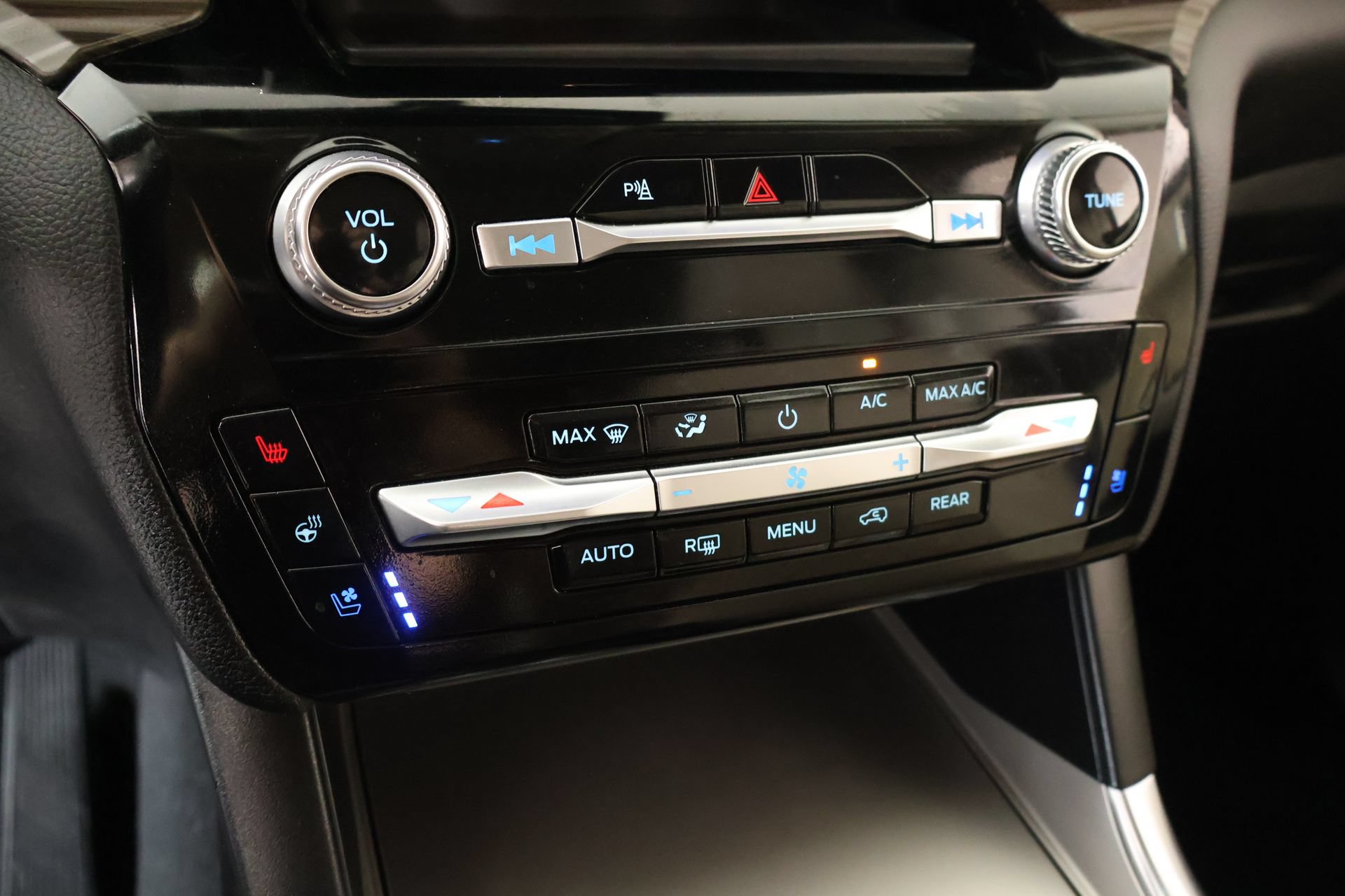Used 2023 Ford Explorer Limited AWD/4WD image 8