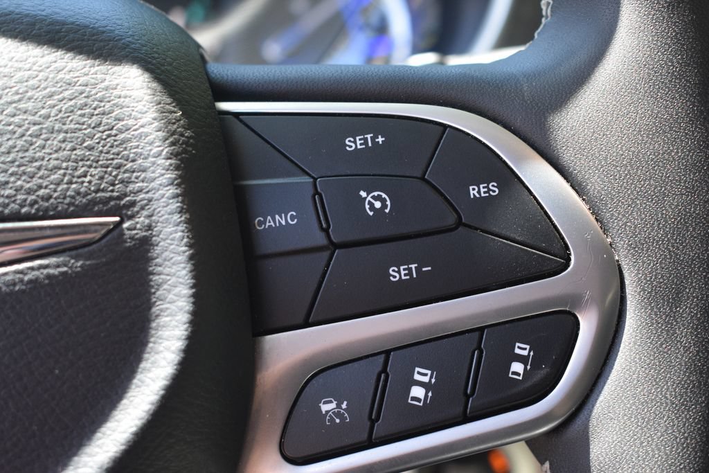 Used 2024 Chrysler Pacifica Limited FWD image 13