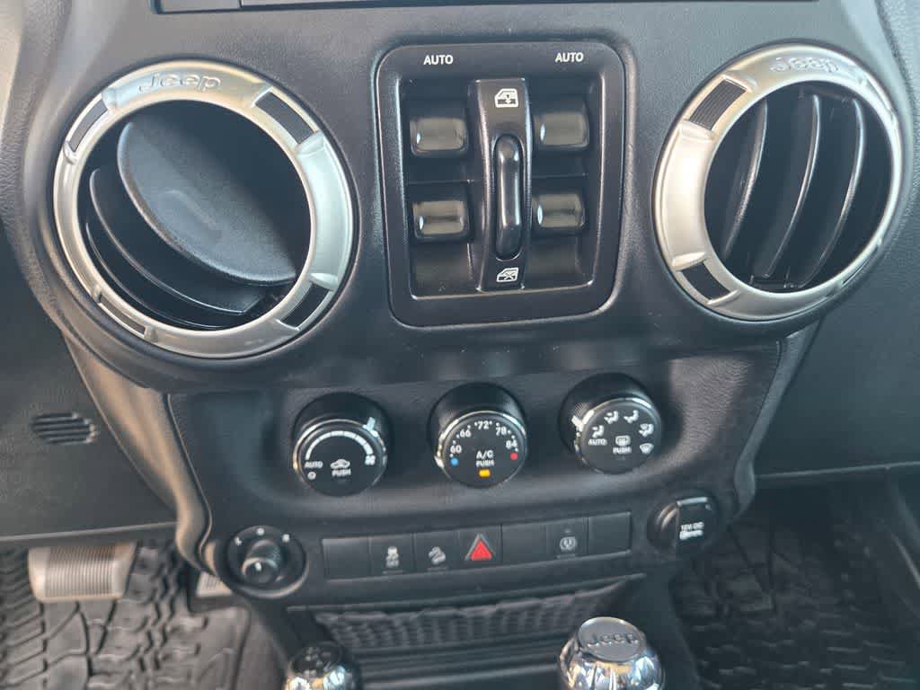 Used 2018 Jeep Wrangler Unlimited Sahara w/ Connectivity Group AWD/4WD image 14