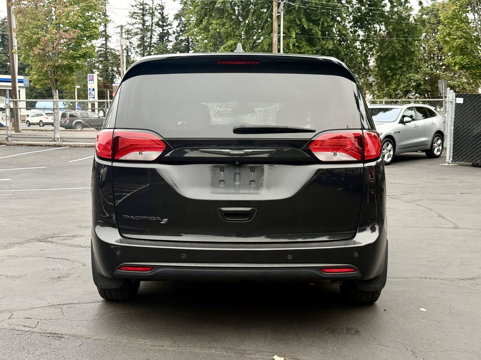 Used 2019 Chrysler Pacifica Touring Plus w/ S Appearance Package FWD image 6