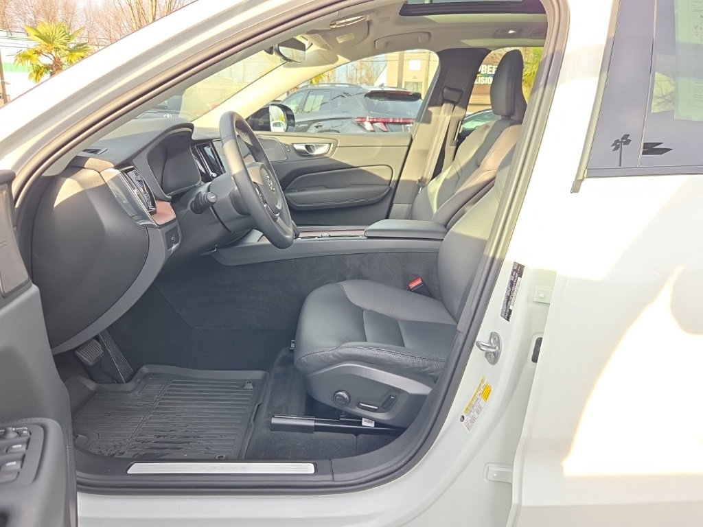 Certified 2023 Volvo XC60 B5 Plus w/ Climate Package image 4