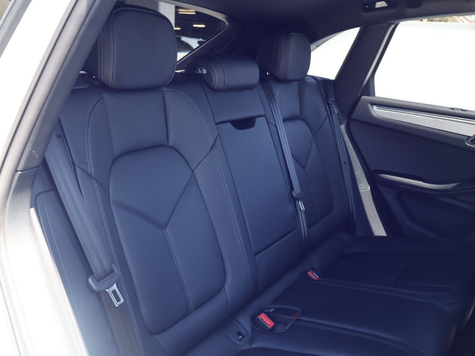 Certified 2026 Porsche Macan AWD/4WD image 21