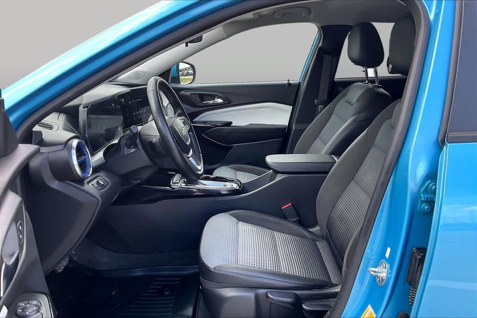 Used 2025 Chevrolet Trax LT w/ Driver Confidence Package FWD image 8