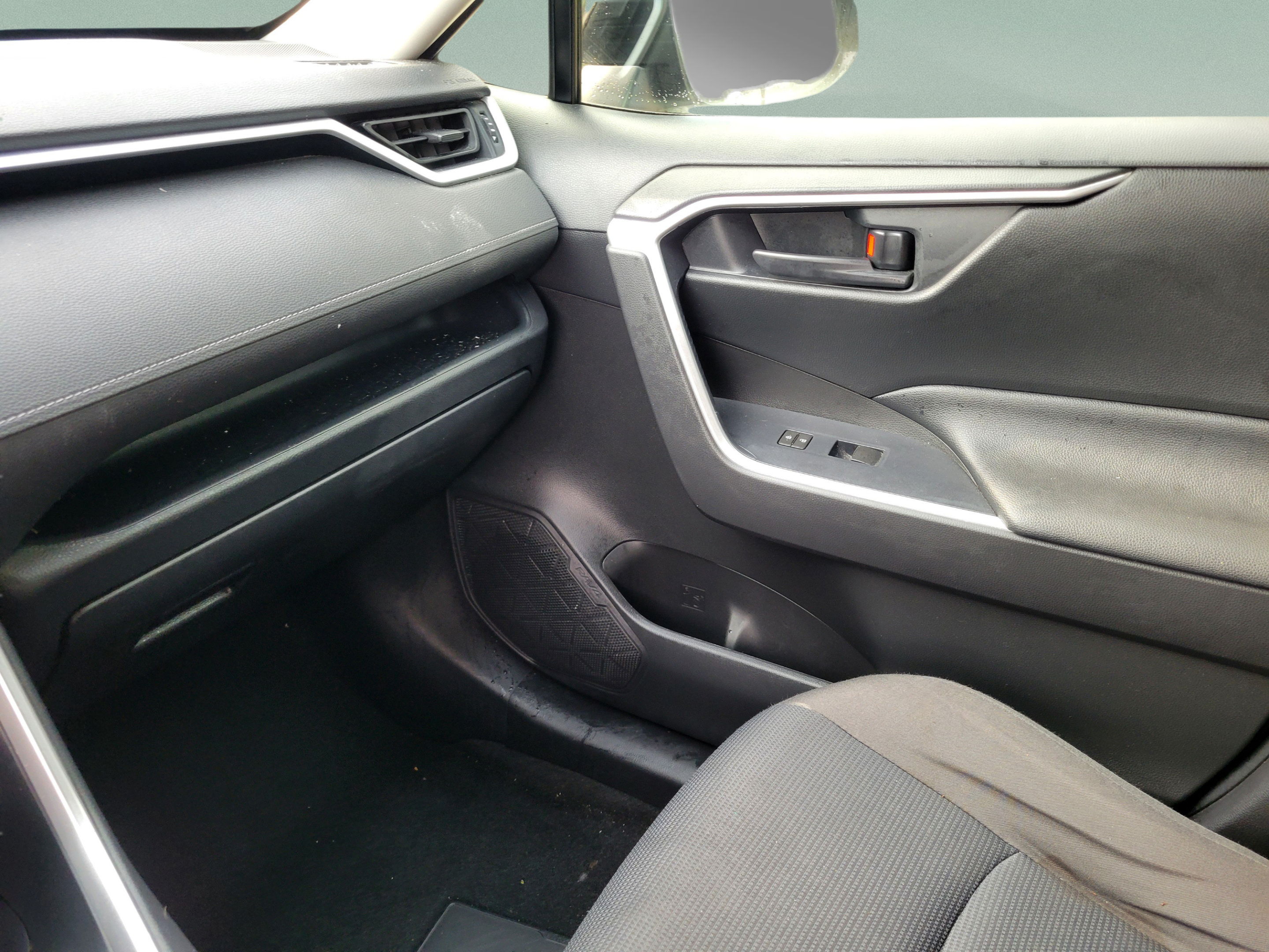 Used 2020 Toyota RAV4 LE w/ Carpet Mat Package FWD image 20