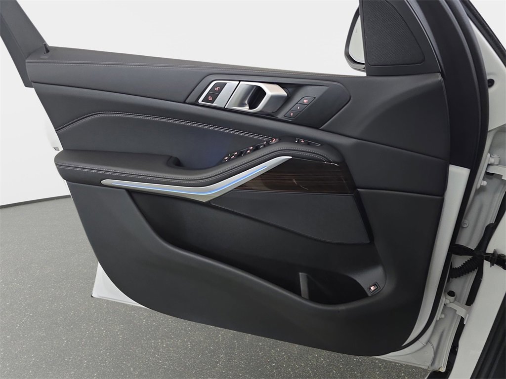 Used 2024 BMW X5 xDrive50e w/ Parking Assistance Package image 29