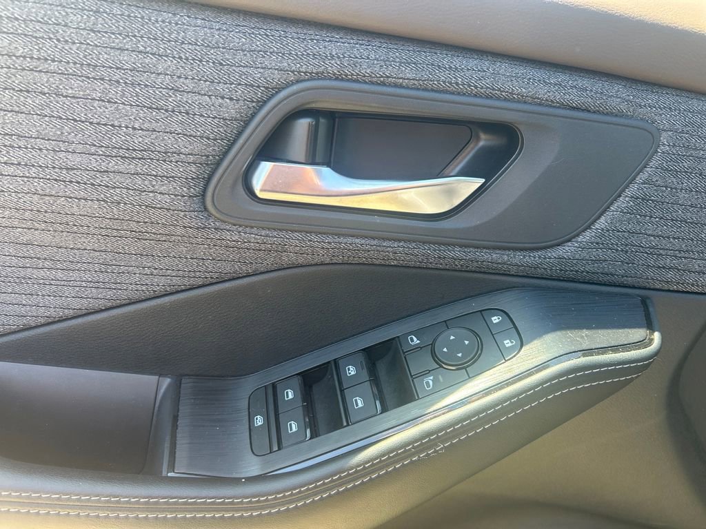 Used 2023 Nissan Rogue SV AWD/4WD image 12