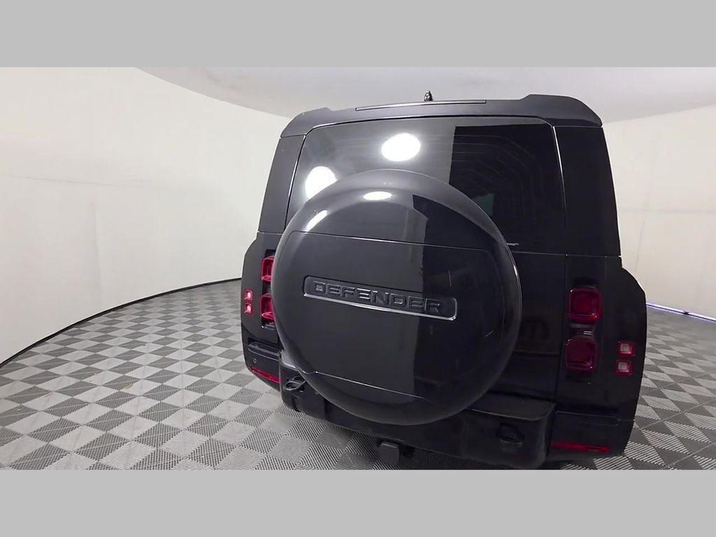 Used 2025 Land Rover Defender 130 X-Dynamic SE image 43