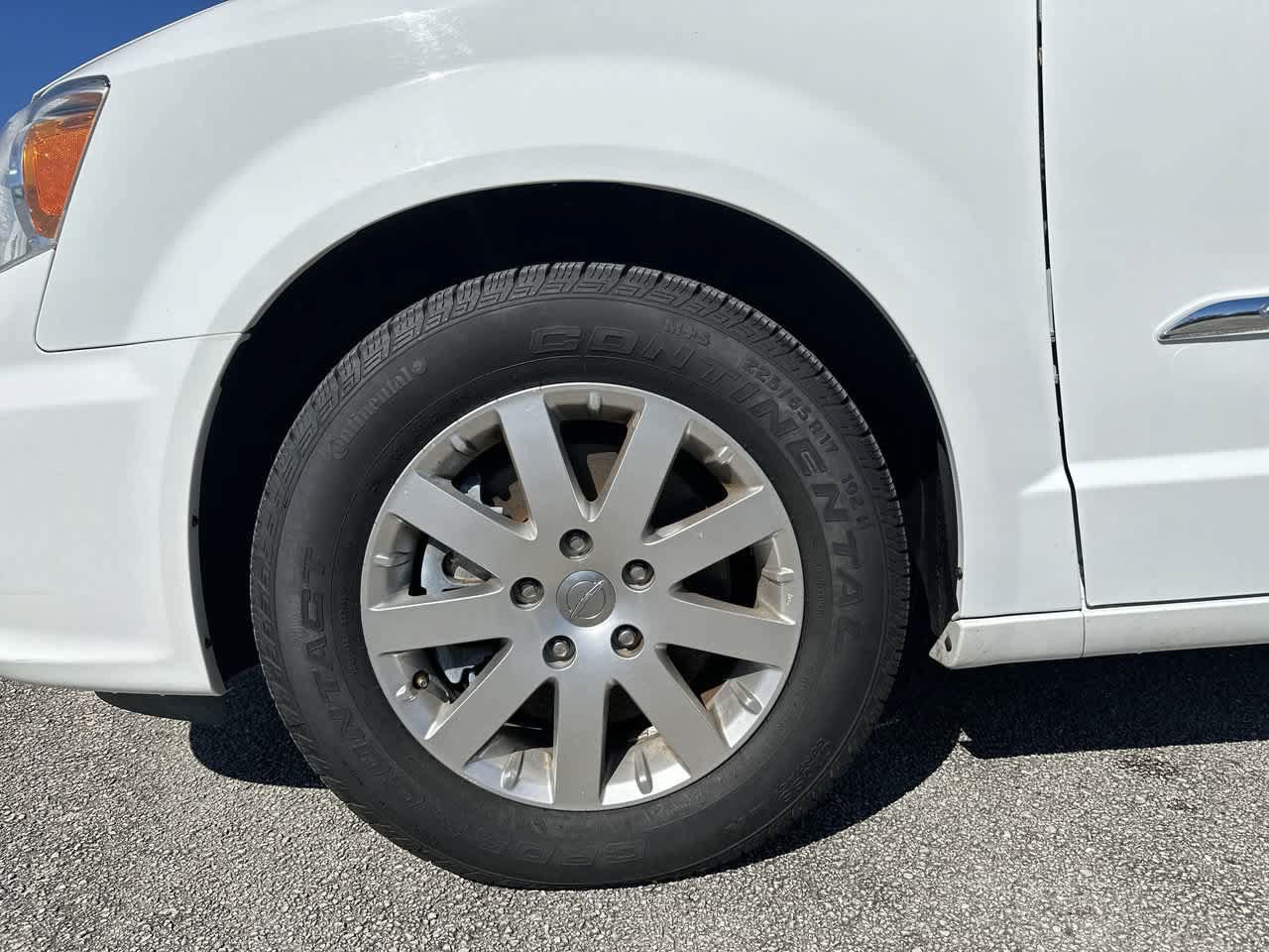 Used 2016 Chrysler Town & Country Touring FWD image 13