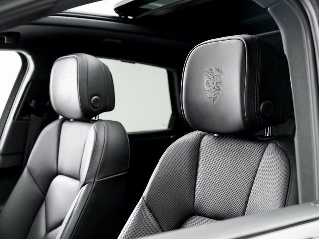 Used 2023 Porsche Macan Turbo image 10