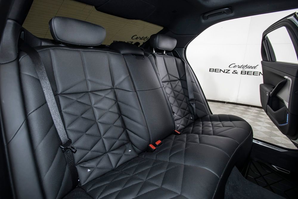 Used 2025 BMW 740i w/ Premium Package RWD image 41