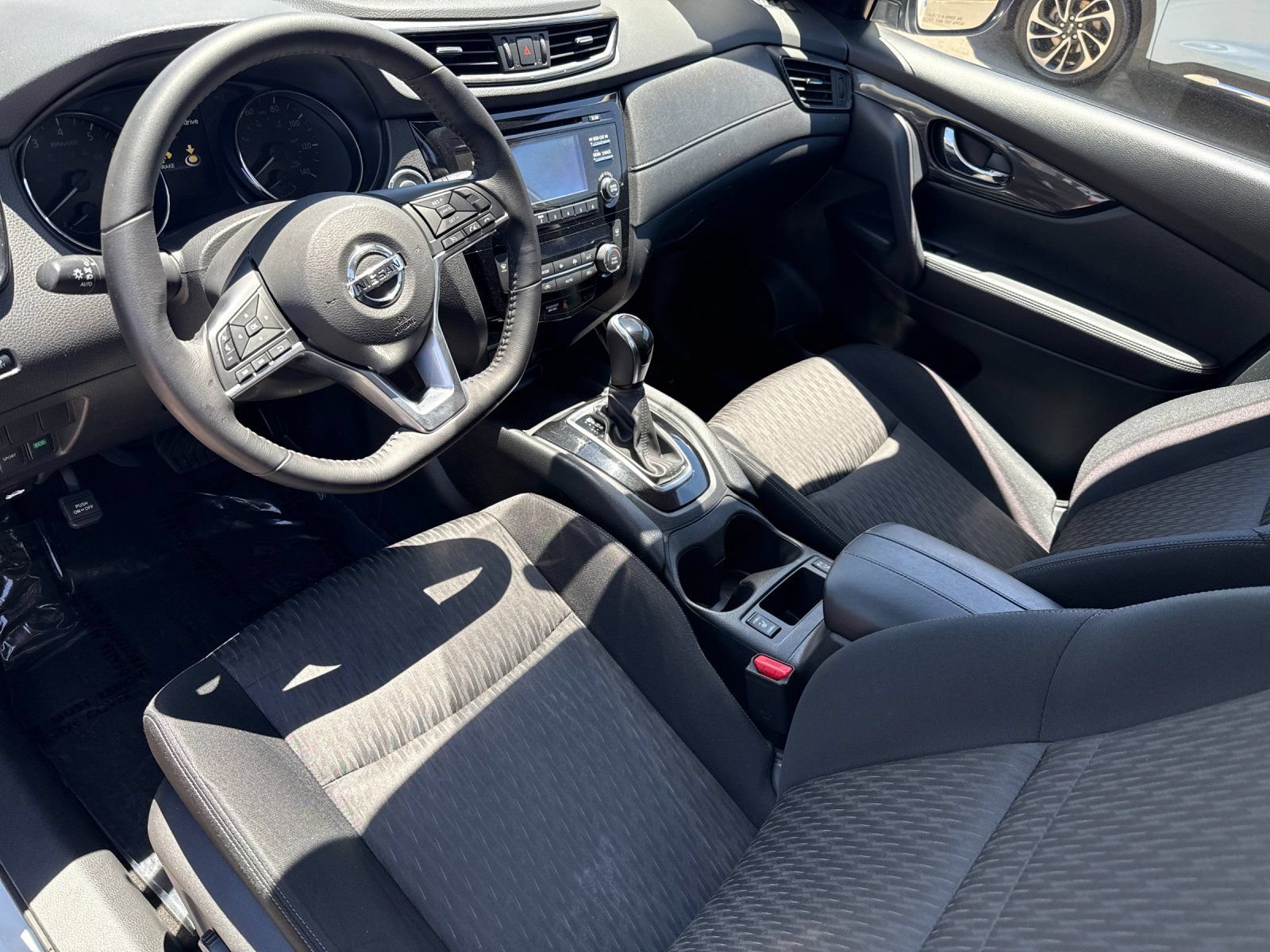 Used 2017 Nissan Rogue SV FWD image 9