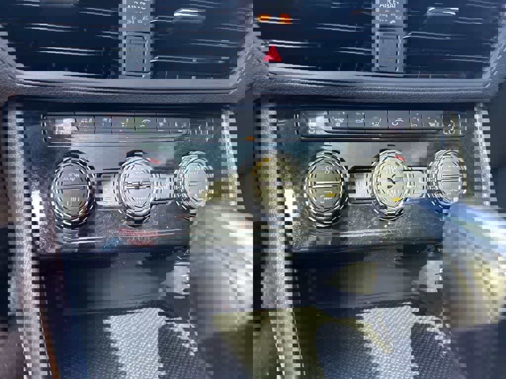 Used 2019 Volkswagen Jetta SEL Premium image 18