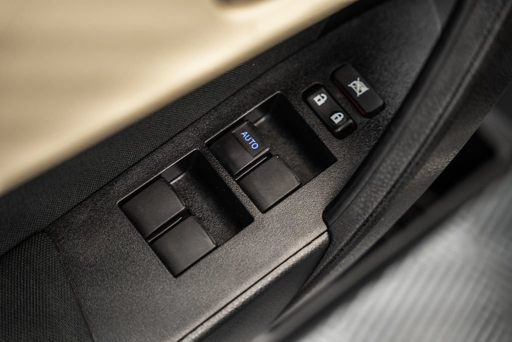 Used 2019 Toyota Corolla LE FWD image 32