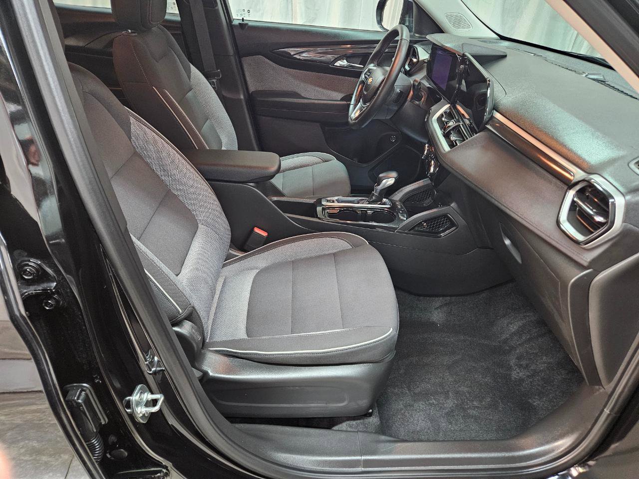 Used 2025 Chevrolet TrailBlazer LT w/ Convenience Package FWD image 13