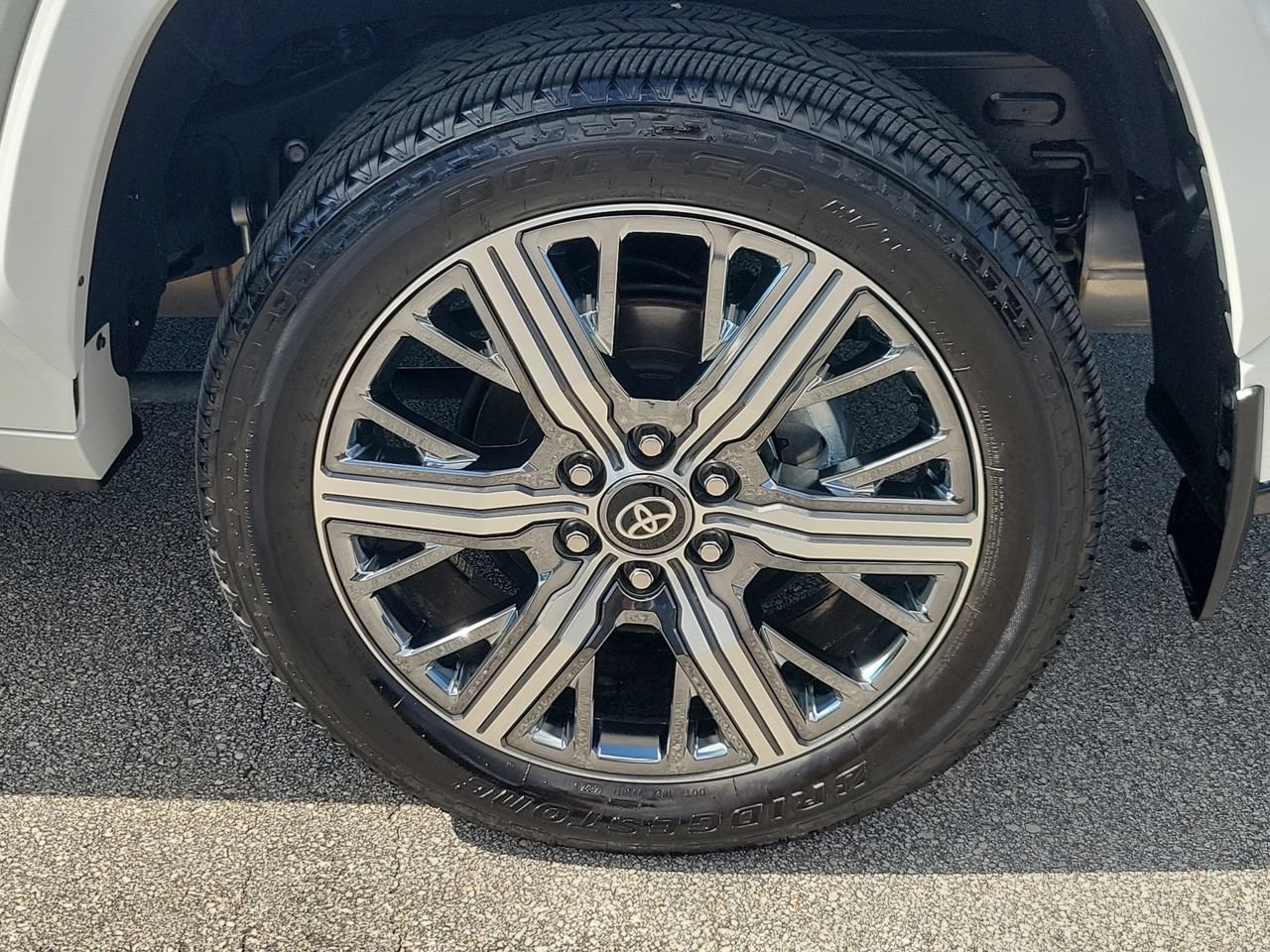 Used 2025 Toyota Sequoia Capstone AWD/4WD image 5