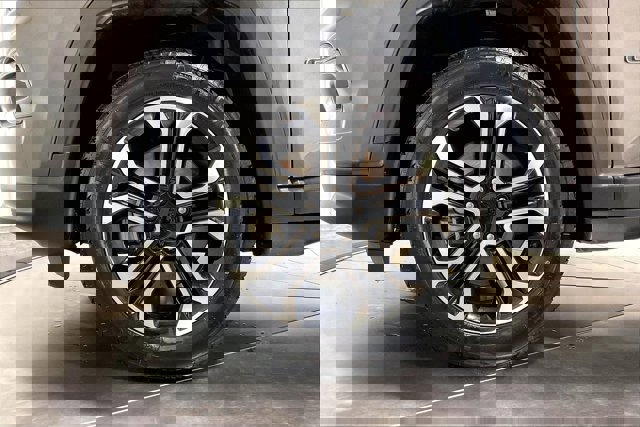 Used 2023 Jeep Compass Limited image 9