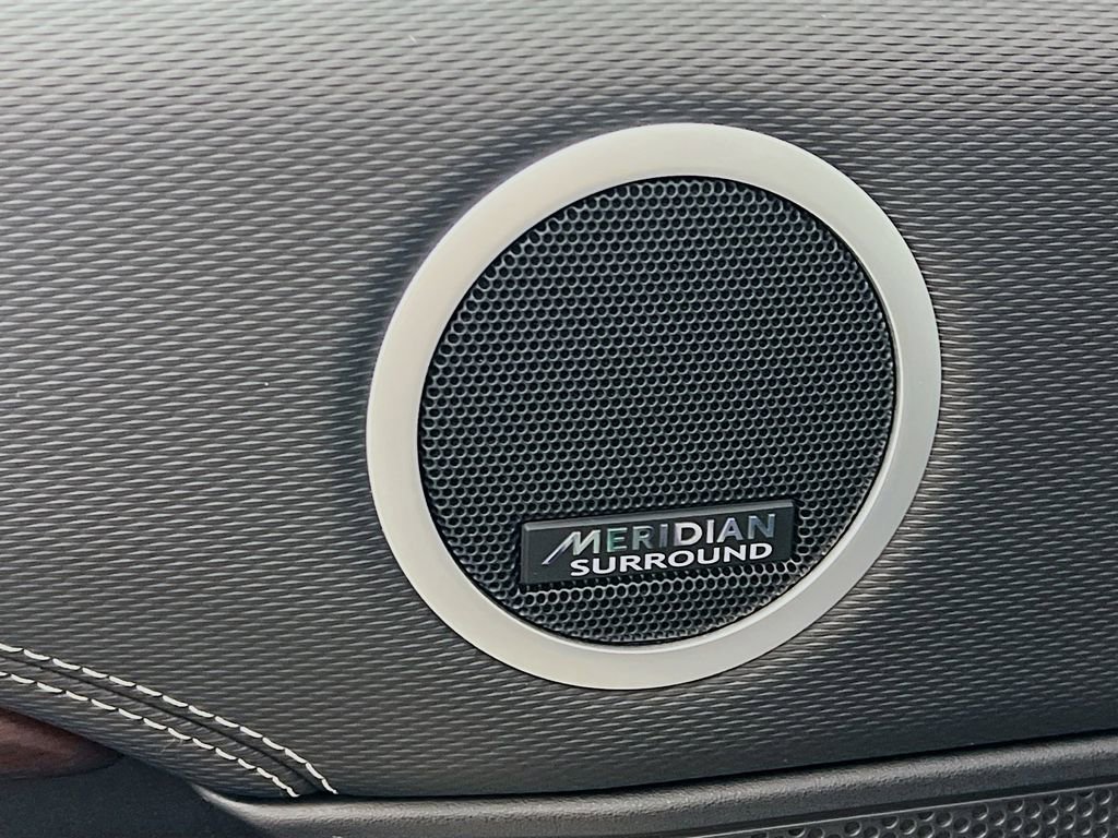 Used 2024 Land Rover Discovery Dynamic SE image 19