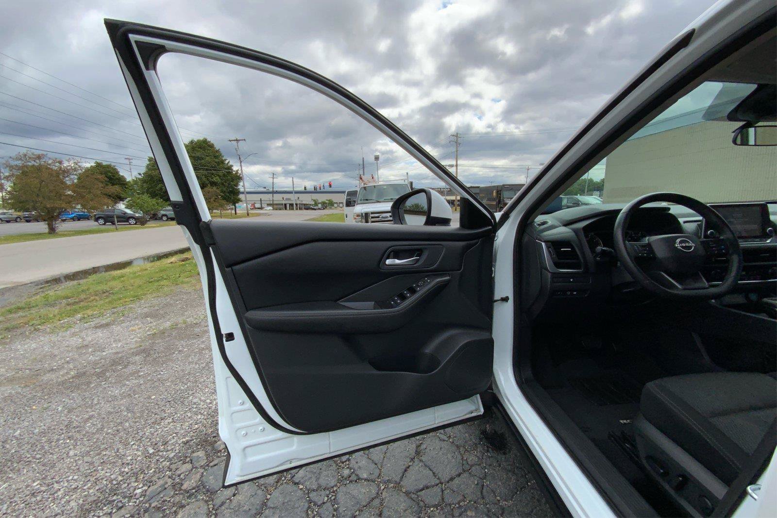 Used 2025 Nissan Rogue SV AWD/4WD image 19