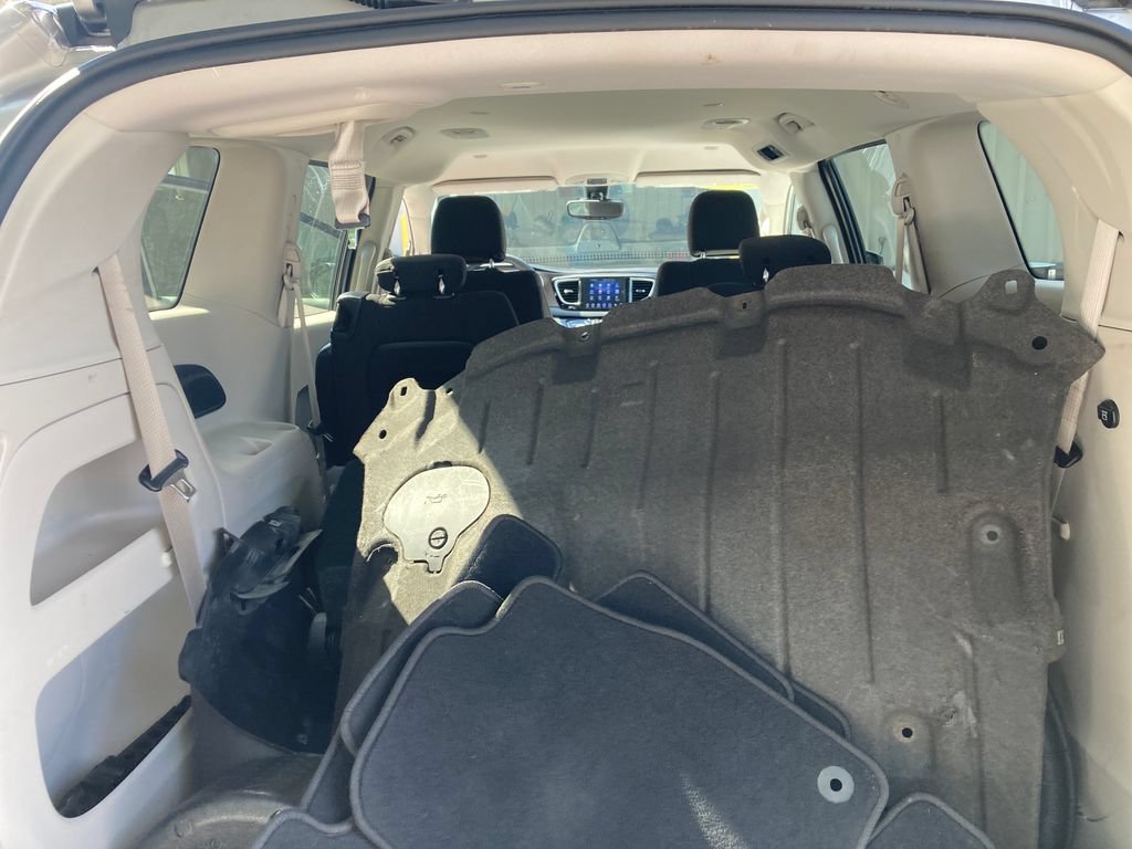 Used 2017 Chrysler Pacifica Touring FWD image 32